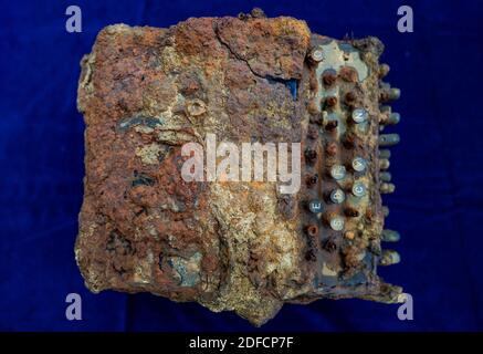 Schleswig, Allemagne. 04e décembre 2020. La machine de chiffrement Enigma qui se trouve dans la mer Baltique est située sur une table devant le bureau archéologique du Schleswig-Holstein. La machine a été remise au bureau par le plongeur de recherche Huber après sa découverte. Credit: Axel Heimken/dpa/Alay Live News Banque D'Images