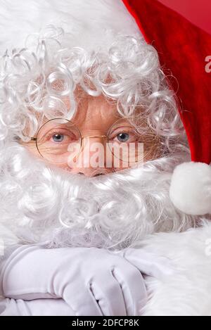 Portrait de l'homme habillé en costume du père noël. Portrait du père noël. Banque D'Images