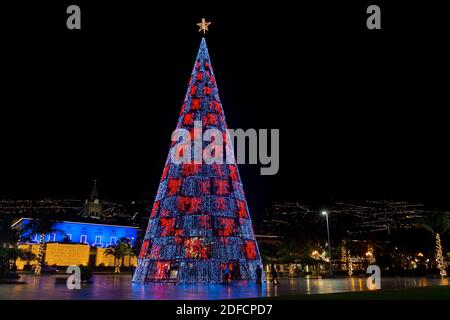 FUNCHAL, PORTUGAL - 4 DÉCEMBRE 2020 : arbre de Noël coloré au centre de la ville de Funchal, île de Madère, Portugal. Banque D'Images