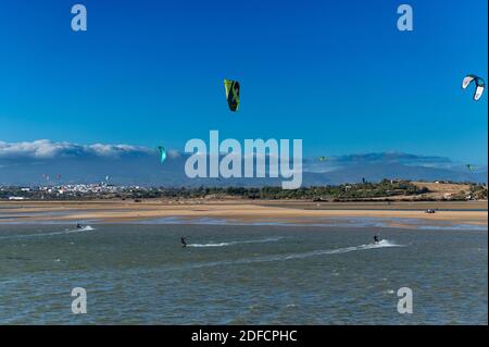 Alvor, Portugal - 17 août 2020 : kite surfeurs à l'estuaire d'Alvor près de la ville d'Alvor, en Algarve, Portugal, avec la montagne Monchique sur le Banque D'Images