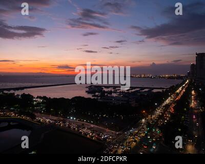 Soirée à la baie de Manille avec Roxas Boulevard et Manila Yacht Club en premier plan. Banque D'Images