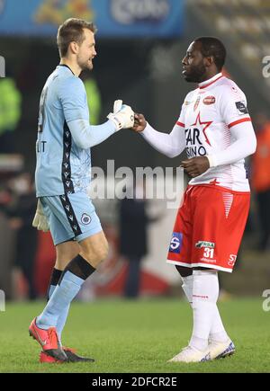 Mouscron, Belgique. 28 novembre 2020. Simon Mignolet, gardien de but du club, et Harlem Gnohere de Mouscron, photographiés après le match de la Jupiler Pro League entre Royal Excel Mouscron et le Club Brugge KV, samedi 28 novembre 2020 à Mouscron, le 14 jour de la première division de la « Jupiler Pro League » du championnat belge de football. BELGA PHOTO VIRGINIE LEFOUR crédit: Pro Shots/Alamy Live News Banque D'Images