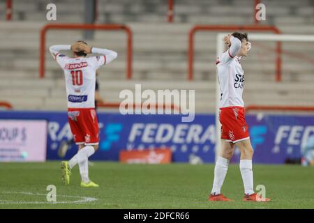 Mouscron, Belgique. 28 novembre 2020. Les joueurs de Mouscron semblent déprimés après le match Jupiler Pro League entre Royal Excel Mouscron et Club Brugge KV, le samedi 28 novembre 2020 à Mouscron, le 14 e jour de la première division de la « Jupiler Pro League » du championnat belge de football. BELGA PHOTO BRUNO FAHY crédit: Pro Shots/Alamy Live News Banque D'Images