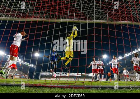 Mouscron, Belgique. 28 novembre 2020. Herve Koffi, gardien de but de Mouscron, photographié en action lors du match de la Jupiler Pro League entre Royal Excel Mouscron et le Club Brugge KV, samedi 28 novembre 2020 à Mouscron, le 14 e jour de la première division de la « Jupiler Pro League » du championnat belge de football. BELGA PHOTO BRUNO FAHY crédit: Pro Shots/Alamy Live News Banque D'Images