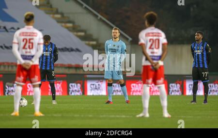 Simon Mignolet, gardien de but du club, photographié pendant une minute de silence pour Diego Maradona au début du match Jupiler Pro League entre Royal Excel Mouscron et Club Brugge KV, samedi 28 novembre 2020 à Mouscron, Le 14 e jour de la première division de la « Jupiler Pro League » du championnat belge de football. BELGA PHOTO VIRGINIE LEFOUR Banque D'Images