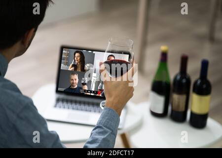 Fête virtuelle de dégustation de vins sur ordinateur portable Banque D'Images