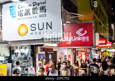 19 novembre 2020, Hong Kong, Chine: Des piétons marchent devant plusieurs sociétés de télécommunications Sun Mobile, Citylink, magasins de Vodaphone à Hong Kong. (Image de crédit : © Budrul Chukrut/SOPA Images via ZUMA Wire) Banque D'Images