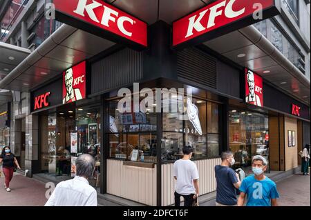 24 novembre 2020, Hong Kong, Chine : des piétons marchent devant une chaîne américaine de restauration rapide de poulet Kentucky Fried Chicken (KFC) et le logo vu à Hong Kong. (Image de crédit : © Budrul Chukrut/SOPA Images via ZUMA Wire) Banque D'Images