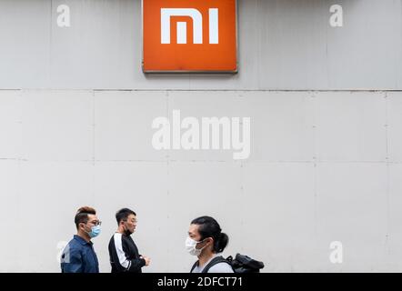 24 novembre 2020, Hong Kong, Chine : des piétons marchent à côté de la marque chinoise de technologie multinationale et d'électronique Xiaomi, magasin phare et logo à Hong Kong. (Image de crédit : © Budrul Chukrut/SOPA Images via ZUMA Wire) Banque D'Images