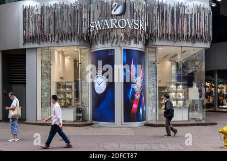 24 novembre 2020, Hong Kong, Chine : les promenades en piétons font partie du producteur autrichien de bijoux et de la marque de luxe Swarovski magasin vu à Hong Kong. (Image de crédit : © Budrul Chukrut/SOPA Images via ZUMA Wire) Banque D'Images