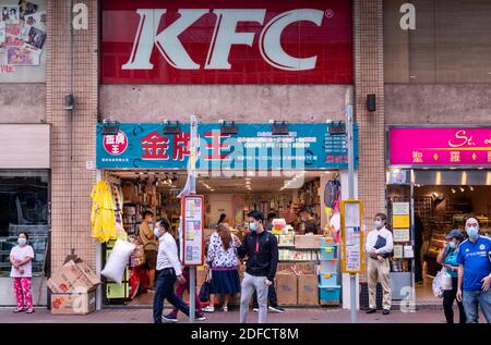 27 novembre 2020, Hong Kong, Chine : des piétons marchent devant une chaîne américaine de restauration rapide de poulet Kentucky Fried Chicken (KFC) et le logo vu à Hong Kong. (Image de crédit : © Budrul Chukrut/SOPA Images via ZUMA Wire) Banque D'Images