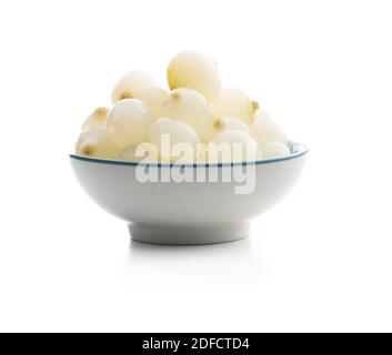 Petits oignons marinés dans un bol isolé sur fond blanc. Banque D'Images