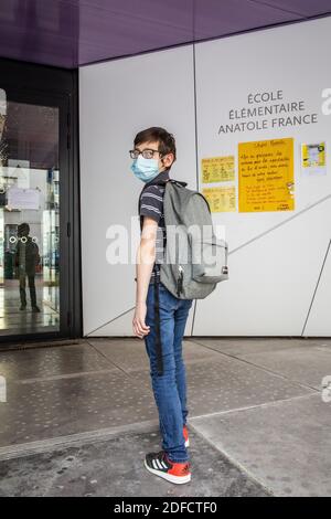 ILLUSTRATION DE RETOUR À L'ÉCOLE, LES ÉCOLES ROUVRENT À LA SUITE DE L'ISOLEMENT PENDANT LA PANDÉMIE COVID 19, CHARENTON LE PONT, ILE DE FRANCE, FRANCE, EUROPE Banque D'Images