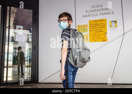 ILLUSTRATION DE RETOUR À L'ÉCOLE, LES ÉCOLES ROUVRENT À LA SUITE DE L'ISOLEMENT PENDANT LA PANDÉMIE COVID 19, CHARENTON LE PONT, ILE DE FRANCE, FRANCE, EUROPE Banque D'Images