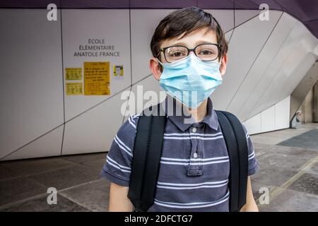 ILLUSTRATION DE RETOUR À L'ÉCOLE, LES ÉCOLES ROUVRENT À LA SUITE DE L'ISOLEMENT PENDANT LA PANDÉMIE COVID 19, CHARENTON LE PONT, ILE DE FRANCE, FRANCE, EUROPE Banque D'Images