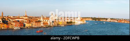 Vue depuis le toit-terrasse du Hilton Molino Stucky Venice, Guidecca, Venise, Vénétie, Italie. Banque D'Images