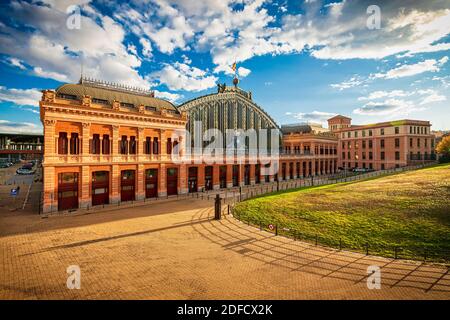 Gare d'Atocha à Madrid, Espagne, un après-midi ensoleillé en automne. Banque D'Images