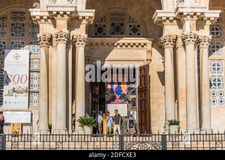 Touristes à la porte de l'église de toutes les nations, ou l'église ou la basilique de l'agonie, située sur le Mont des oliviers, à côté du jardin des Geths Banque D'Images