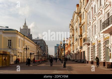 Rue Arbat Moscou 08 février 2019. Une rue piétonne populaire à Moscou avec de vieux bâtiments, restaurants et boutiques. Hiver, soleil chaud jour, beaucoup Banque D'Images