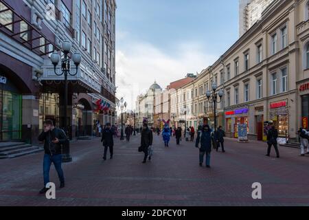 Rue Arbat Moscou 08 février 2019. Une rue piétonne populaire à Moscou avec de vieux bâtiments, restaurants et boutiques. Hiver, soleil chaud jour, beaucoup Banque D'Images