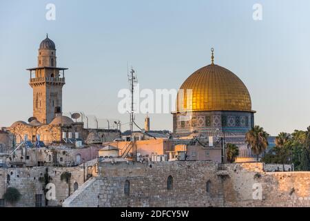 Le Dôme du Rocher, ou appelé Qubbat al-Sakhra, et Bab al Silsila Minaret sous le coucher du soleil, un sanctuaire islamique situé sur le Mont du Temple dans l'ancien Banque D'Images