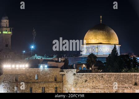 Vue de nuit du Dôme d'Or du Rocher, mur ouest sur le Mont du Temple de la vieille ville de Jérusalem, Israël. Une des plus anciennes œuvres existantes de l'archi islamique Banque D'Images
