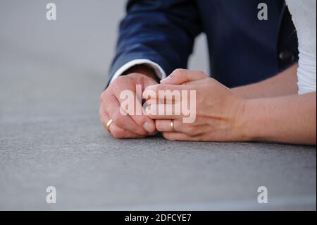 Gros plan d'une mariée et de marié mains avec mariage anneaux Banque D'Images