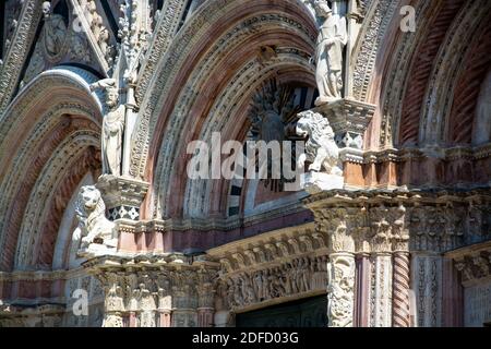 Der Dom von Siena ist das mit charakteristischem dunkelgrünem und weißem Marmor verblendete Ziegelstein-Bauwerk eines der bedeutensten Beispiele der Banque D'Images