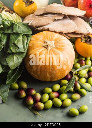 Fond vert avec légumes biologiques crus, fruits Banque D'Images