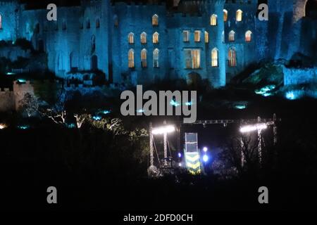 Château de Gwrych Abergele Nord du pays de Galles, je suis une célébrité Je veux sortir d'ici le château de Gwrych illuminé la nuit. En face du château est le procès cyclone également illuminé. Crédit : Mike Clarke/Alay Live News Banque D'Images