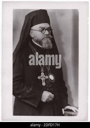 Evêque orthodoxe de Prague (1879 - 1942) représenté dans la photographie d'époque en noir et blanc par un photographe inconnu datant des années 1930. L'évêque Gorazd était le hierarche de l'Église orthodoxe de Tchécoslovaquie et fut exécuté par les autorités nazies le 4 septembre 1942. Il a été canonisé comme Saint Gorazd en 1987. Avec l'aimable autorisation de la collection de photos Azoor. Banque D'Images