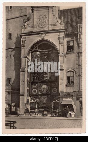 Horloge astronomique d'Olomouc (Olomoucký orloj) sur le bâtiment de l'hôtel de ville d'Olomouc (Olomoucká radnice) à Olomouc, en Tchécoslovaquie, représentée dans la photographie vintage en noir et blanc d'un photographe inconnu datant d'avant 1945. L'horloge astronomique originale a été endommagée dans les derniers jours de la Seconde Guerre mondiale en mai 1945 et a été complètement reconstruite dans le style de réalisme socialiste en 1955. Avec l'aimable autorisation de la collection de photos Azoor. Banque D'Images