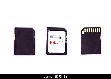 Cartes mémoire - cartes SD de tailles diverses isolées sur fond blanc. Cartes SD et micro SD. Banque D'Images