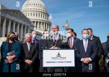 Le représentant des États-Unis, Tom Reed (républicain de New York), fait des remarques tandis que les membres se sont joints au Problem Solvers Caucus lors d'une conférence de presse sur la nécessité d'un soulagement bipartisan et bicaméral de la COVID-19, à l'extérieur du Capitole des États-Unis à Washington, DC., le jeudi 3 décembre 2020. Crédit : Rod Lamkey/CNP/MediaPunch Banque D'Images