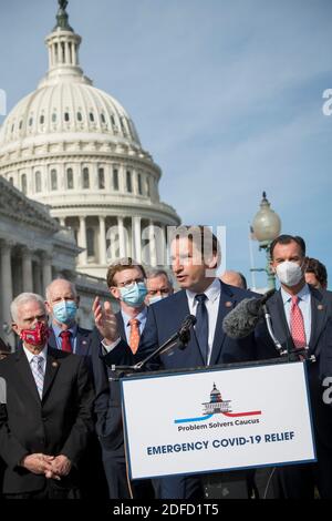 Le représentant des États-Unis Dean Phillips (démocrate du Minnesota) fait des remarques tandis que les membres se joignent au Problem Solvers Caucus lors d'une conférence de presse sur la nécessité d'un soulagement bipartisan et bicaméral COVID-19, à l'extérieur du Capitole des États-Unis à Washington, DC., le jeudi 3 décembre 2020. Crédit : Rod Lamkey/CNP/MediaPunch Banque D'Images