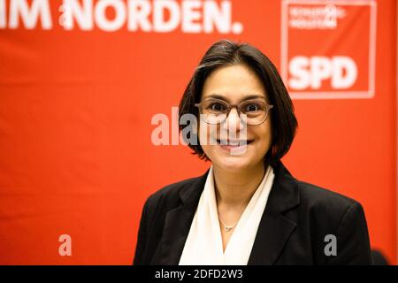 Kiel, Allemagne. 04e décembre 2020. Serpil Midyatli, président de l'État du SPD, regarde la caméra. Le politicien a participé à une réunion du groupe de réflexion. Entre autres choses, le groupe de réflexion prépare le processus de programme du SPD Schleswig-Holstein pour les élections d'état 2022. Credit: Frank Molter/dpa/Alay Live News Banque D'Images