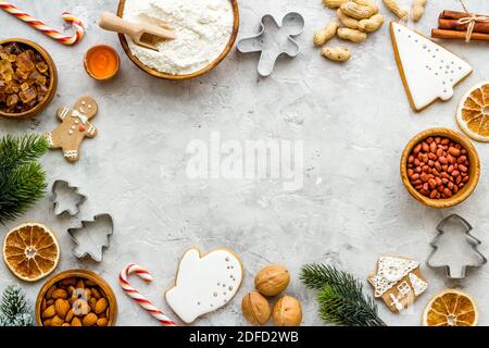 Cadre de la cuisine de chtisstmas - biscuits glaçants au pain d'épice, vue du dessus Banque D'Images