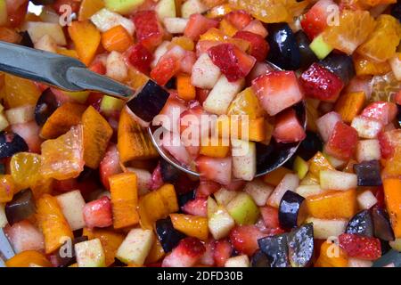 Fond de salade de fruits frais, salade de fruits aux couleurs vives Banque D'Images