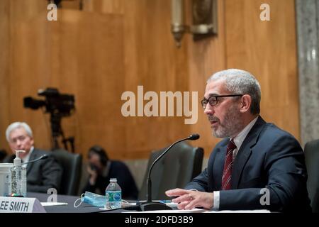 Le journaliste d'investigation et auteur Lee Smith répond aux questions lorsqu'il comparaît devant une audience du Comité sénatorial de la sécurité intérieure et des affaires gouvernementales pour examiner la supervision du Congrès face à la branche exécutive et à la répression des médias, en se concentrant sur l'étude de cas de l'ouragan Crossfire, Dans l'édifice Dirksen du bureau du Sénat à Washington, DC., le jeudi 3 décembre 2020. Crédit : Rod Lamkey/CNP/MediaPunch Banque D'Images