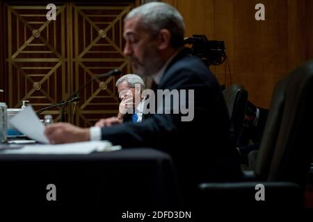 L'ancien directeur adjoint du renseignement Federal Bureau of Investigation Kevin R. Brock, à gauche, et le journaliste d'investigation et auteur Lee Smith, à droite, comparaissent devant une audience du Comité sénatorial sur la sécurité intérieure et les affaires gouvernementales pour examiner la surveillance du Congrès face à la direction générale et à la répression des médias, Se concentrer sur l'étude de cas de l'ouragan Crossfire, dans l'édifice Dirksen du bureau du Sénat à Washington, DC., le jeudi 3 décembre 2020. Crédit : Rod Lamkey/CNP/MediaPunch Banque D'Images