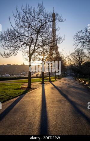 Un lever de soleil derrière la Tour Eiffel à Paris Banque D'Images