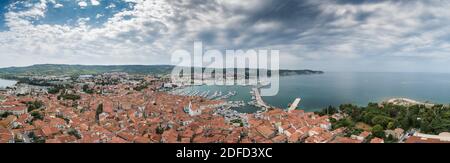 Photo panoramique d'Izola sur la côte adriatique slovène le matin lever du soleil Banque D'Images