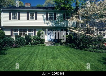 Suburban maison de deux étages dans le Connecticut est joliment paysagé, USA Banque D'Images