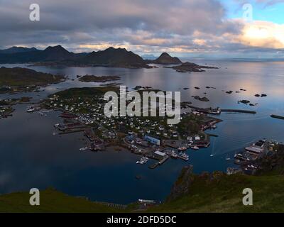 Superbe vue panoramique aérienne du village de pêcheurs de Ballstad sur la côte de l'île de Vestvågøya, Lofoten, Norvège avec port, entrepôts et montagnes accidentées. Banque D'Images