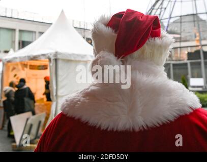 Berlin, Allemagne. 04e décembre 2020. Un artiste habillé comme le Père Noël se tient au marché de Noël de l'association caritative Kranzler Eck sur Kurfürstendamm et distribue de petits cadeaux. Les institutions à but non lucratif se présentent ici et vendent des produits fabriqués à la main ou produits de manière durable. Le « Winter Lounge » a lieu les 4 et 5 décembre, de 13.00 heures à 20.00 heures. Credit: Jens Kalaene/dpa-Zentralbild/dpa/Alay Live News Banque D'Images
