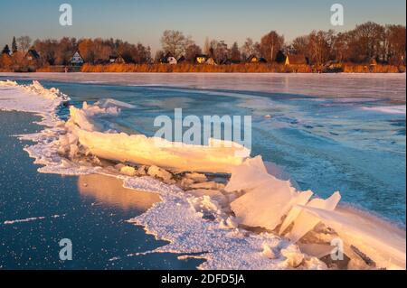 Winter Am Duemmer See, Eisscholen, Gefrorener Schnee, Wintersonne, Niedersachsen, Banque D'Images