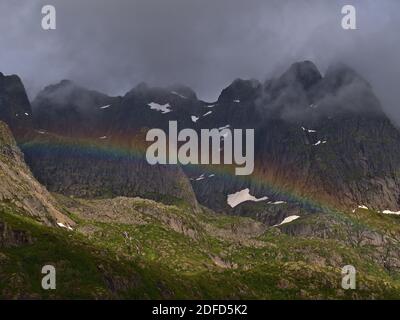 Vue imprenable sur l'arc-en-ciel coloré fort sur la côte de l'île d'Austvågøya, Lofoten, Norvège sur le détroit de Raftsundet avec la majestueuse chaîne de montagnes accidentées. Banque D'Images