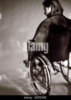 Jeune homme en fauteuil roulant Banque D'Images