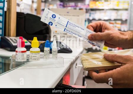 Test de diagnostic effectué en pharmacie libre. Le streptocoque® pour déterminer la cause de l'angine: Virus ou bactéries (streptocoque), France. Banque D'Images