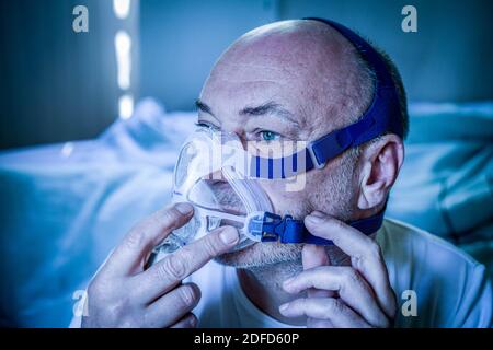 Traitement de l'apnée du sommeil et du ronflement : patient souffrant du syndrome d'apnée obstructive du sommeil (SASO) lié à une pression positive continue des voies aériennes Banque D'Images